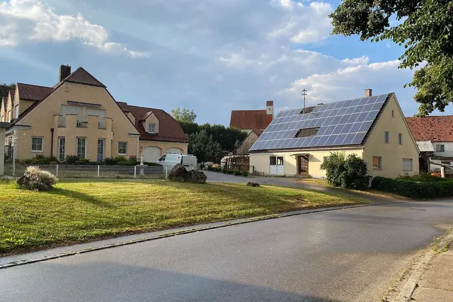 10 kW saulės elektrinė: kiek pagamina per mėnesį ir metus, kiek modulių ir vietos reikia ir kam jos užtenka