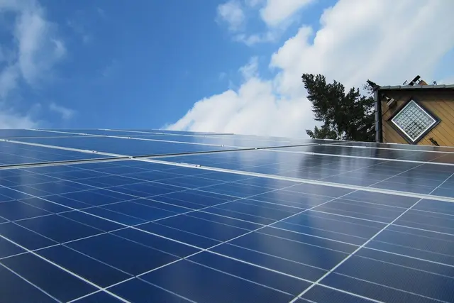 5 kW saulės elektrinė: kiek pagamina, kiek modulių ir vietos reikia, kiek kainuoja ir kam jos pakanka