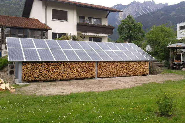 Saulės elektrinė ant žemės: kada verta rinktis sklypą vietoj stogo, kokio kampo ir pamatų reikia ir kiek vietos užims