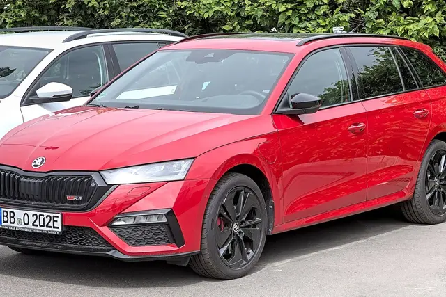 Škoda Octavia: kartos Mk1–Mk4, matmenys, varikliai ir palyginimas su Golf bei Corolla