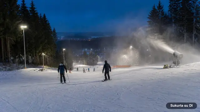 Slidininkai vakare leidžiasi apšviesta slidinėjimo trasa Lietuvoje