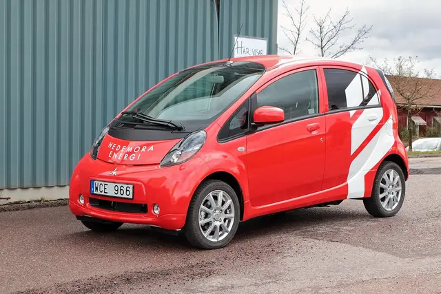 Taršos mokestis elektromobiliui: kodėl 0 €, kiek moka hibridai ir ką rodo Regitros duomenys