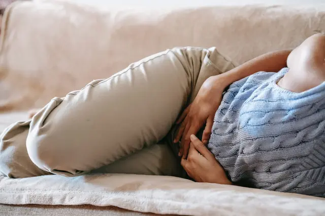 Kamuoja pilvo skausmas dešinėje pusėje? Tai gali būti kepenų ligos išdavikas