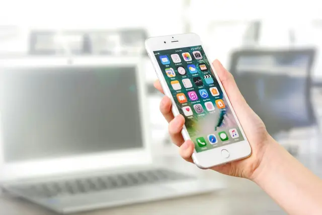 Daugiau kaip 90 proc. žmonių dieną pradeda ir baigia tikrindami telefoną