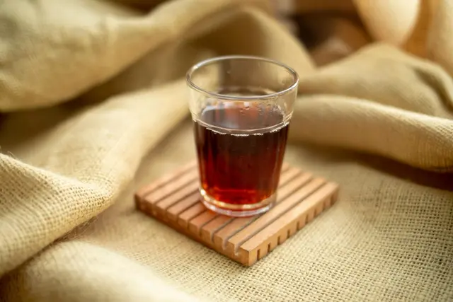 Raudonoji arbata (rooibos): nauda, ką rodo tyrimai, šalutinis poveikis ir kaip užplikyti