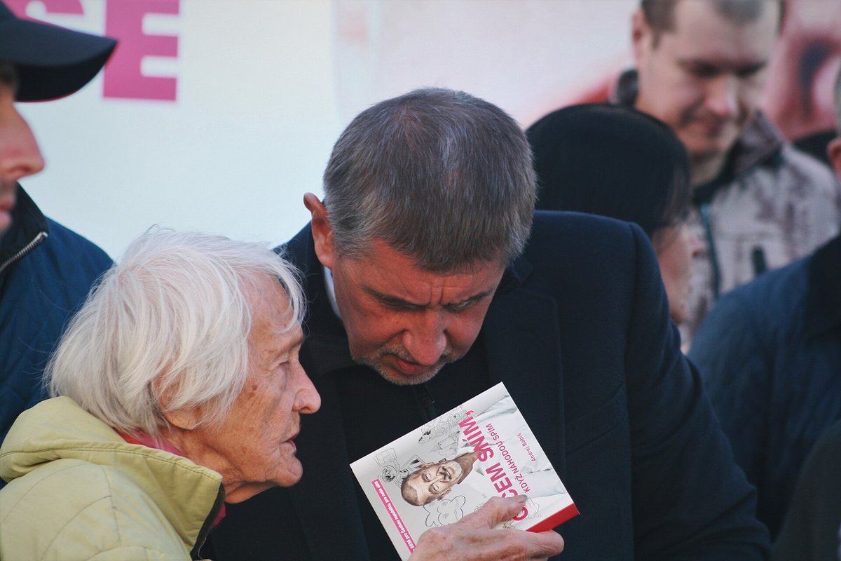 Andrejus Babišas kalbasi su žmonėmis Brne
