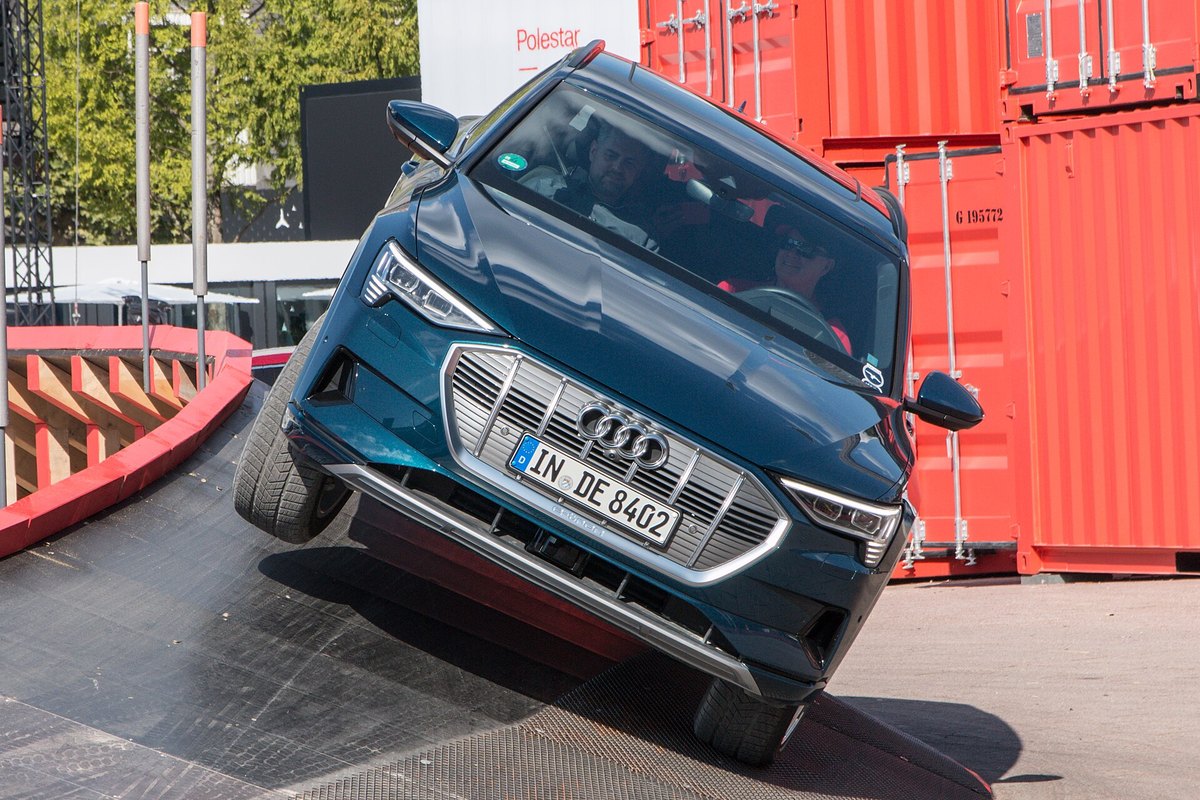 Audi e-tron 55 quattro įveikia nuokalnę parodoje