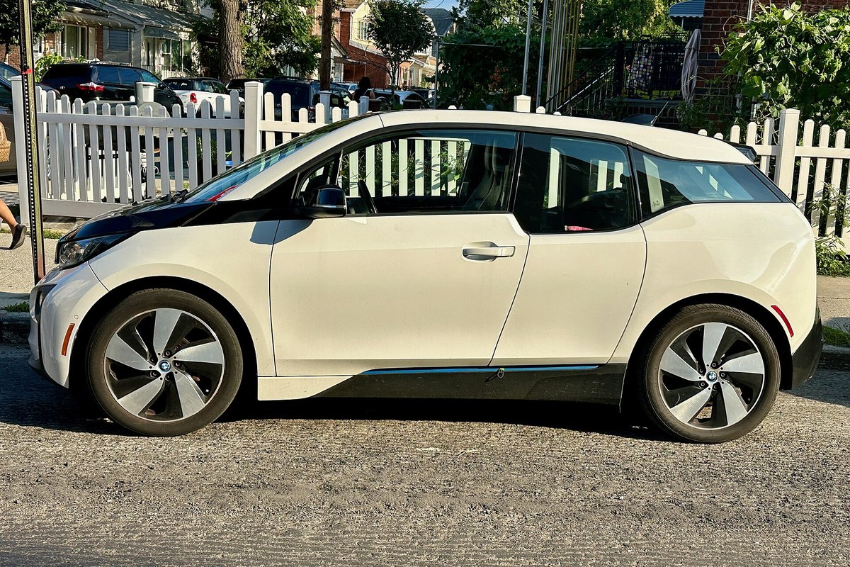 BMW i3 iš šono
