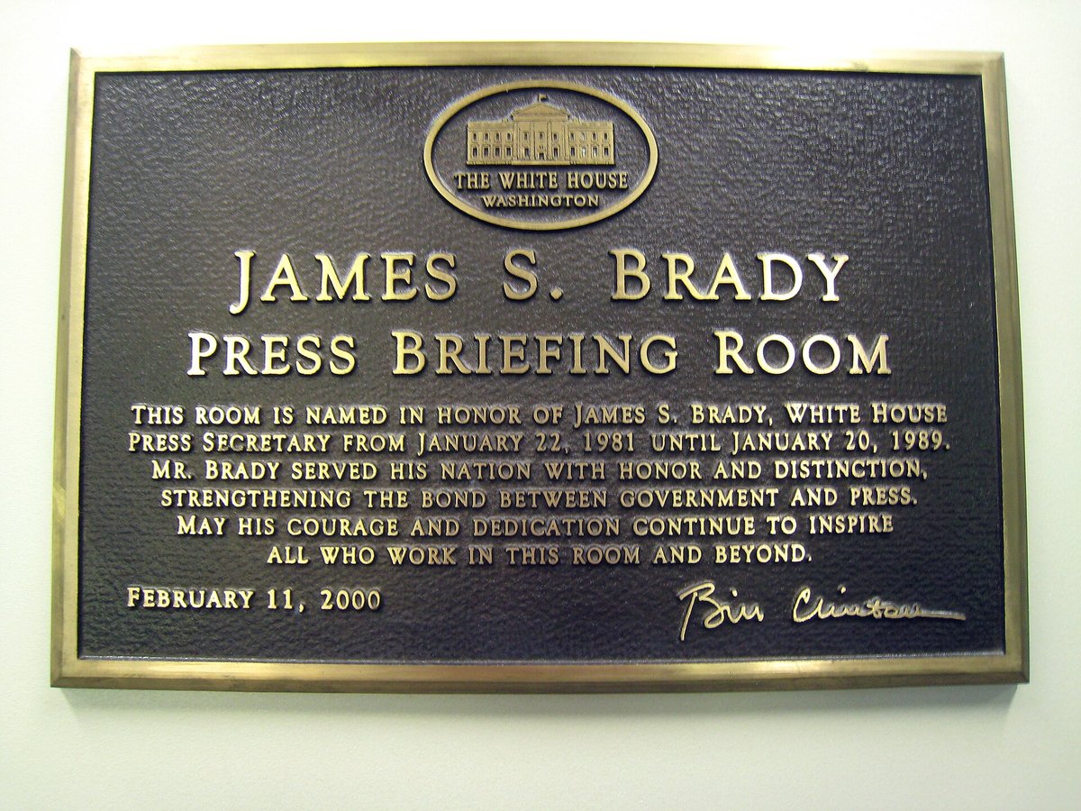 Atminimo lenta Jameso S. Brady spaudos brifingų salėje Baltuosiuose rūmuose