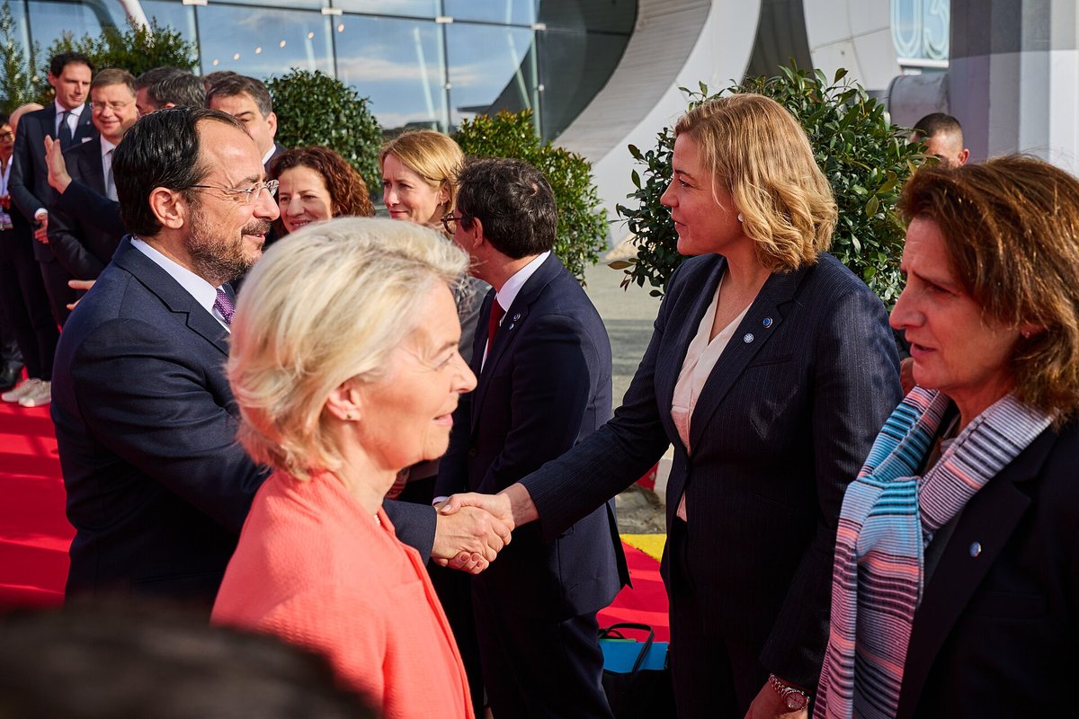 Kipro prezidentas Nikos Christodoulides sveikinasi su ES komisarais, šalia Ursula von der Leyen