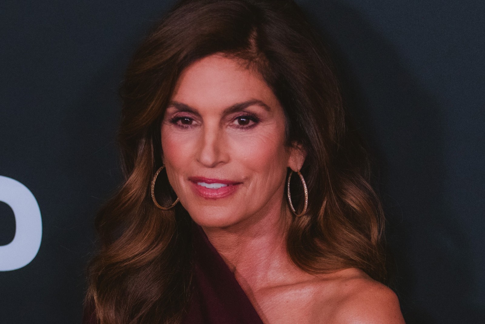 Cindy Crawford su auskarais žiedais WWD stiliaus apdovanojimuose 2026 metais