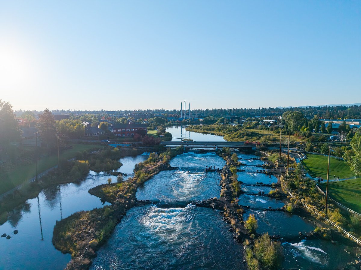 Dešiutso upė, tekanti per Bendo miestą Oregone, iš paukščio skrydžio