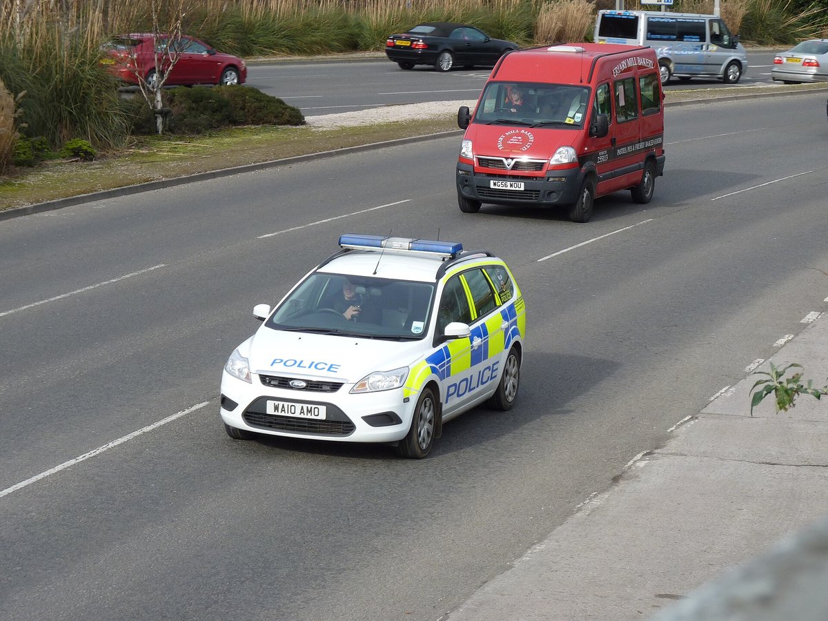 Devono ir Kornvalio policijos patrulinis automobilis kelyje Plimute
