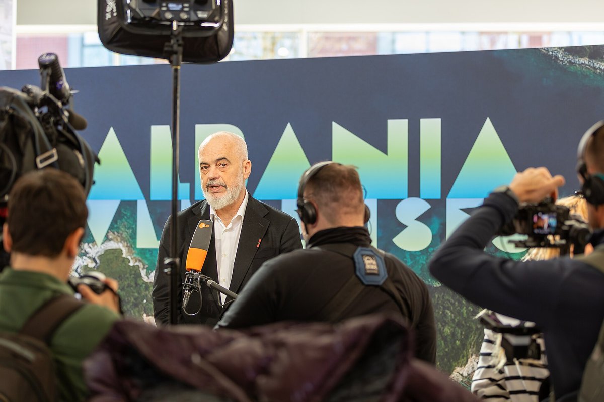 Albanijos premjeras Edi Rama spaudos konferencijoje prie Albanijos turizmo stendo