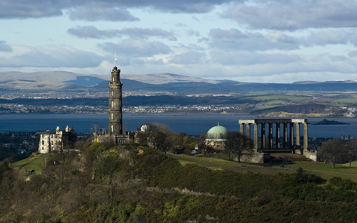 Calton Hill kalva Edinburge su paminklais, kur Helovino naktį vyksta Samhuinn ugnies festivalis