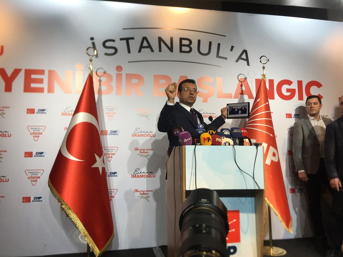 Ekremas İmamoğlu kalba spaudos konferencijoje 2019 m.