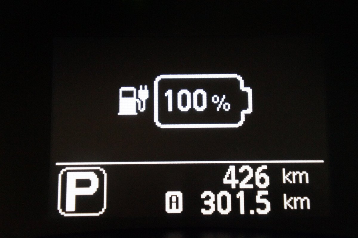 Nissan Leaf prietaisų skydelyje rodoma 100 % baterijos įkrova