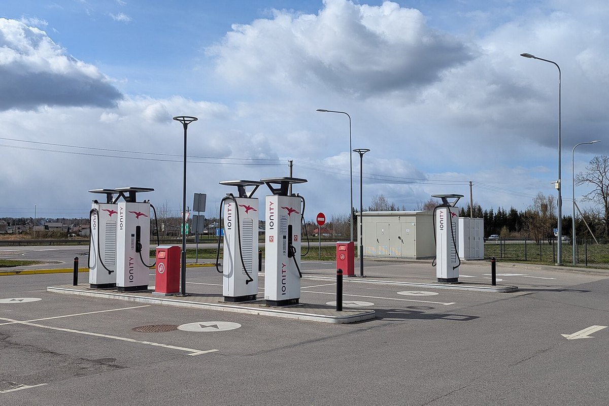 Elektromobilių įkrovimo stotelės Circle K degalinėje Garliavoje