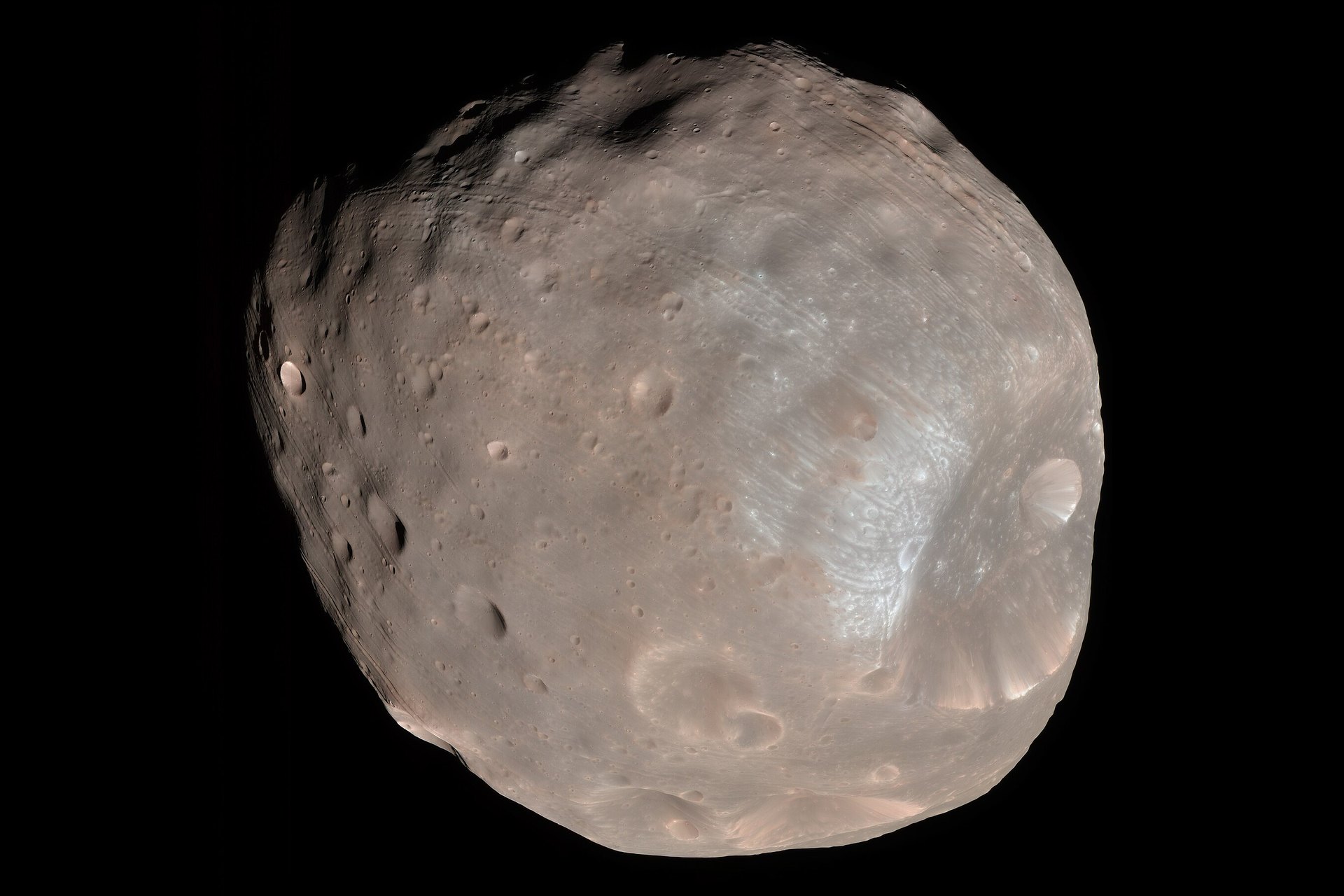 Didesnysis Marso palydovas Fobas spalvotoje NASA zondo „Mars Reconnaissance Orbiter“ nuotraukoje su dideliu Stickney krateriu dešinėje