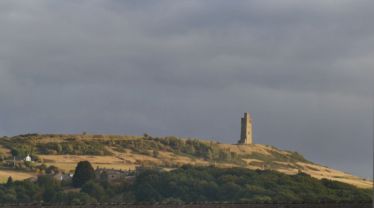 Castle Hill kalva su Viktorijos bokštu virš Haderfildo Vakarų Jorkšyre
