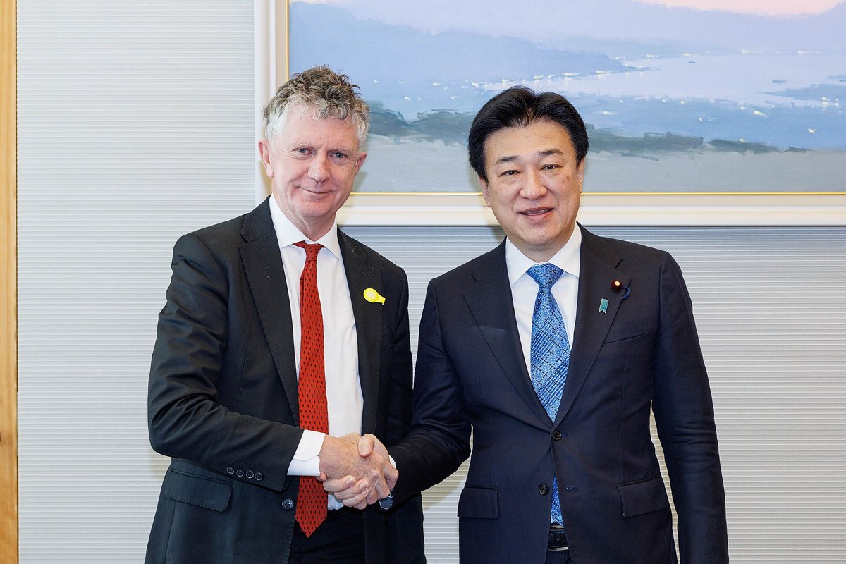 Jonathanas Powellas spaudžia ranką Japonijos gynybos ministrui Minoru Kiharai