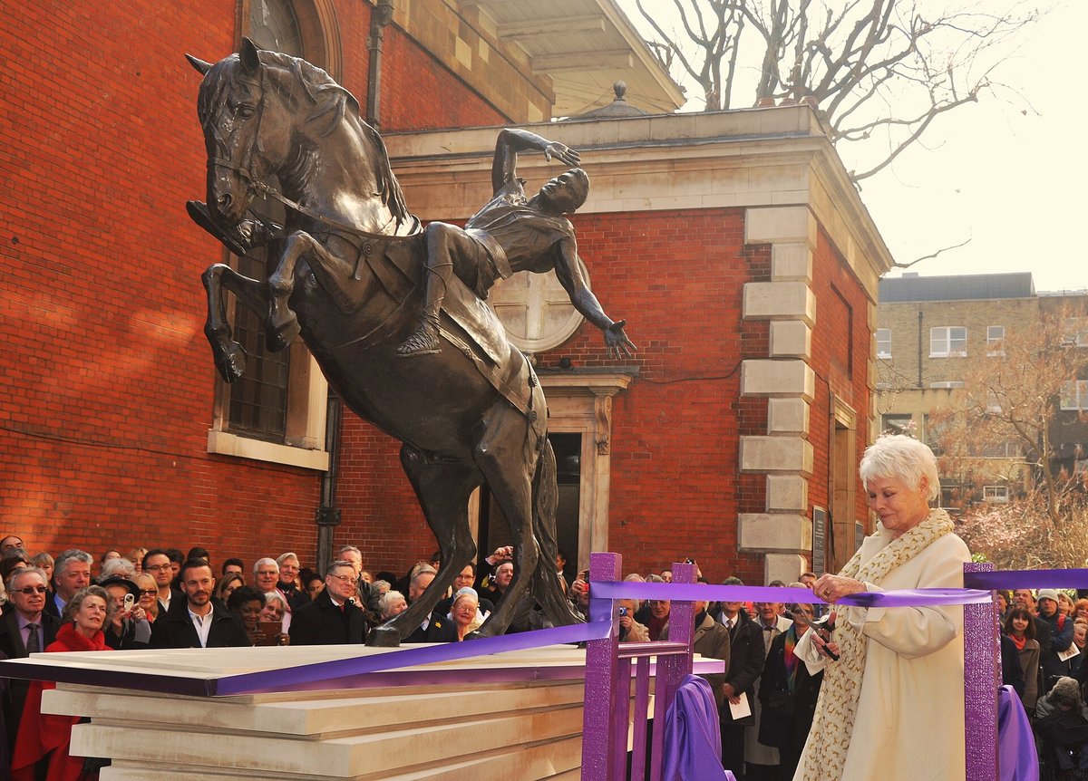 Aktorė Judi Dench atidengia skulptūrą prie Šv. Pauliaus bažnyčios Londono Koventgardene