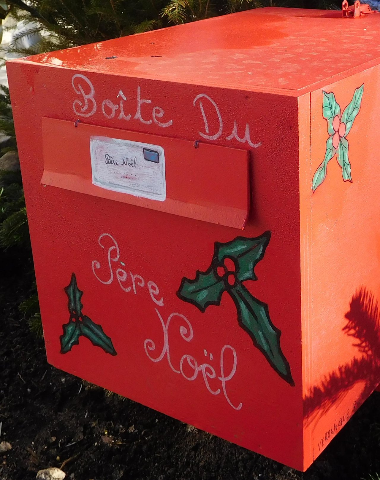 Raudona pašto dėžutė su užrašu „Boîte du Père Noël“