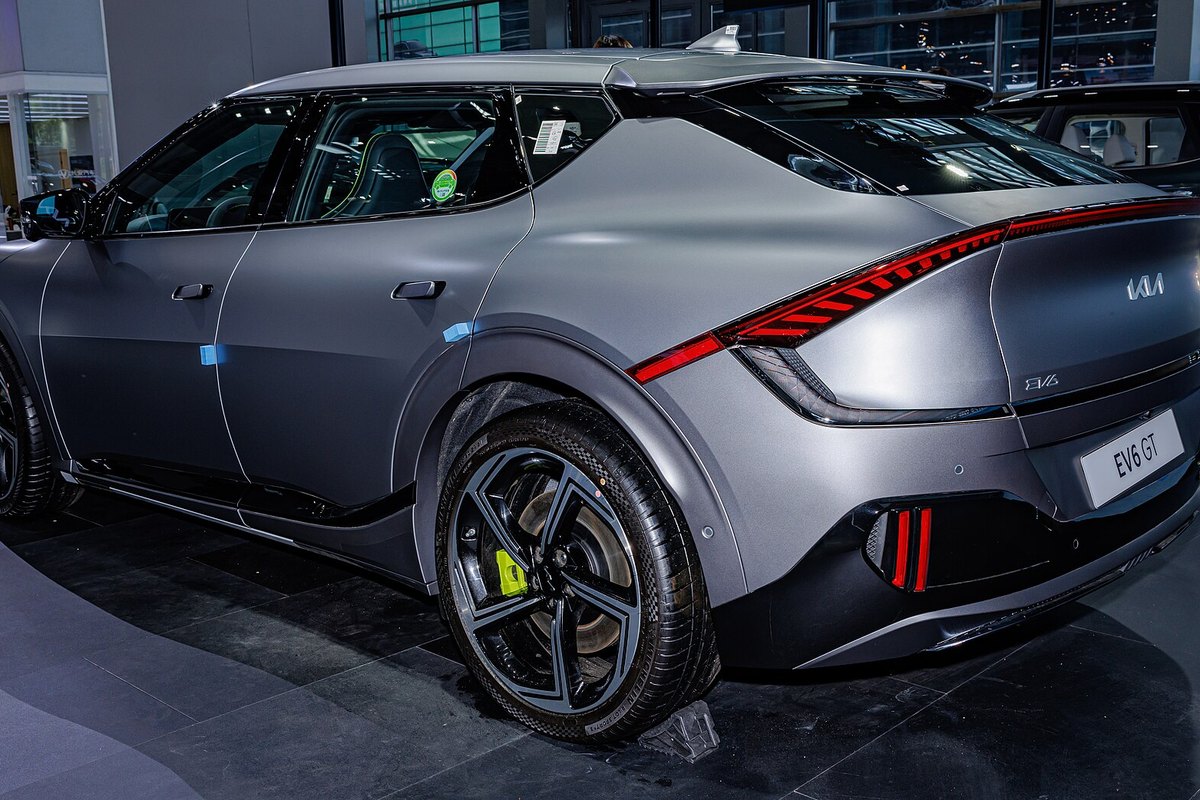 Kia EV6 GT su žaliais stabdžių suportais