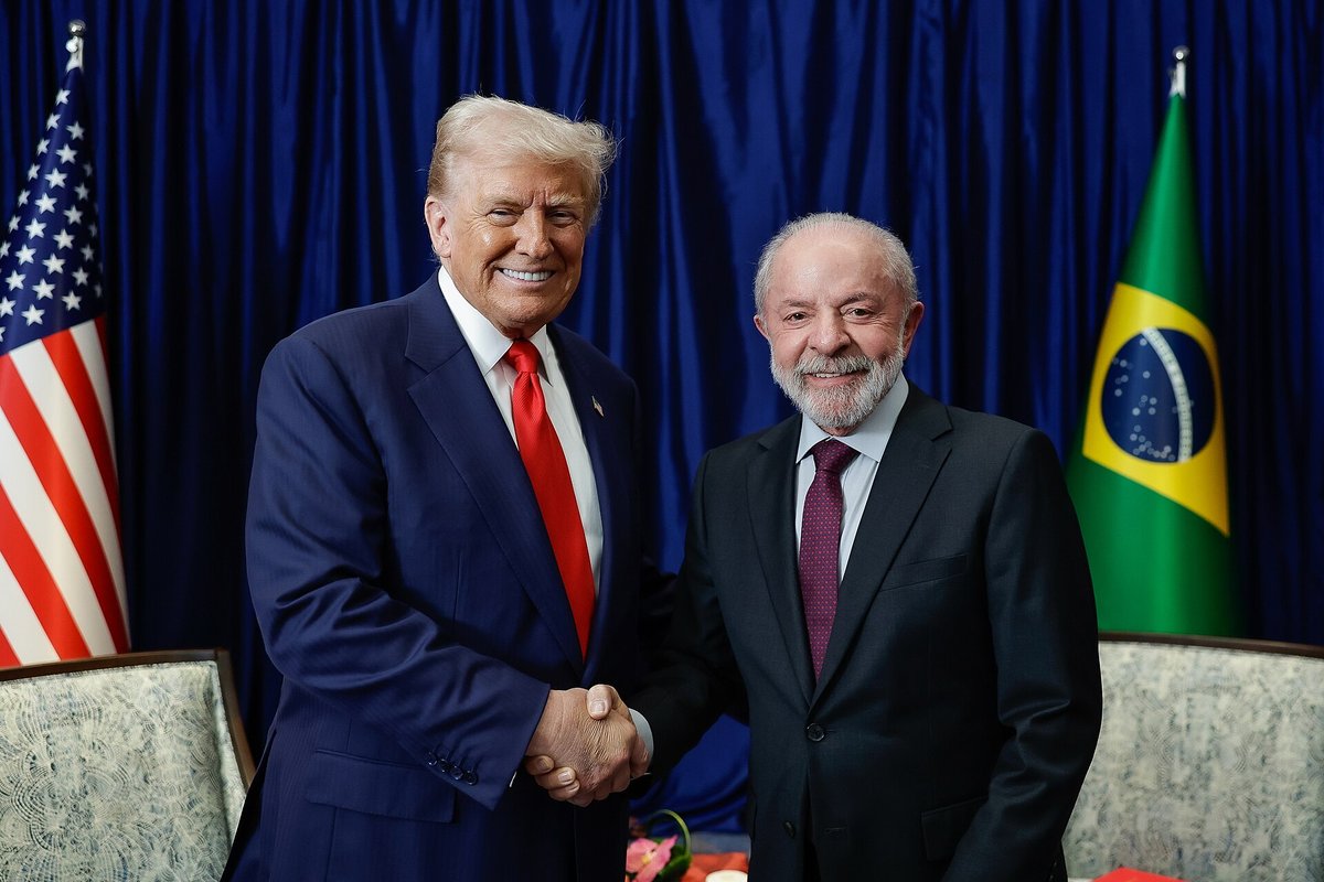 Brazilijos prezidentas Lula da Silva spaudžia ranką JAV prezidentui Donaldui Trumpui