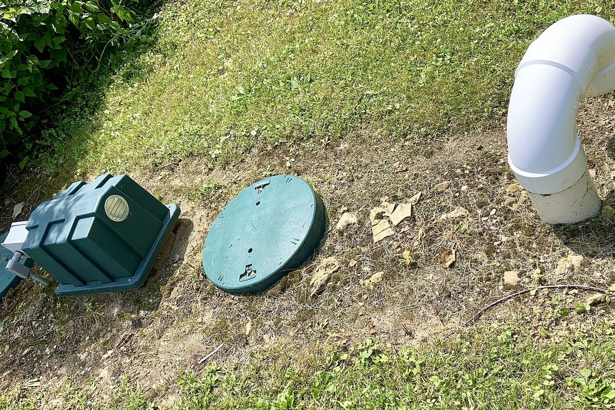 Nuotekų valymo įrenginio dangčiai šlaite