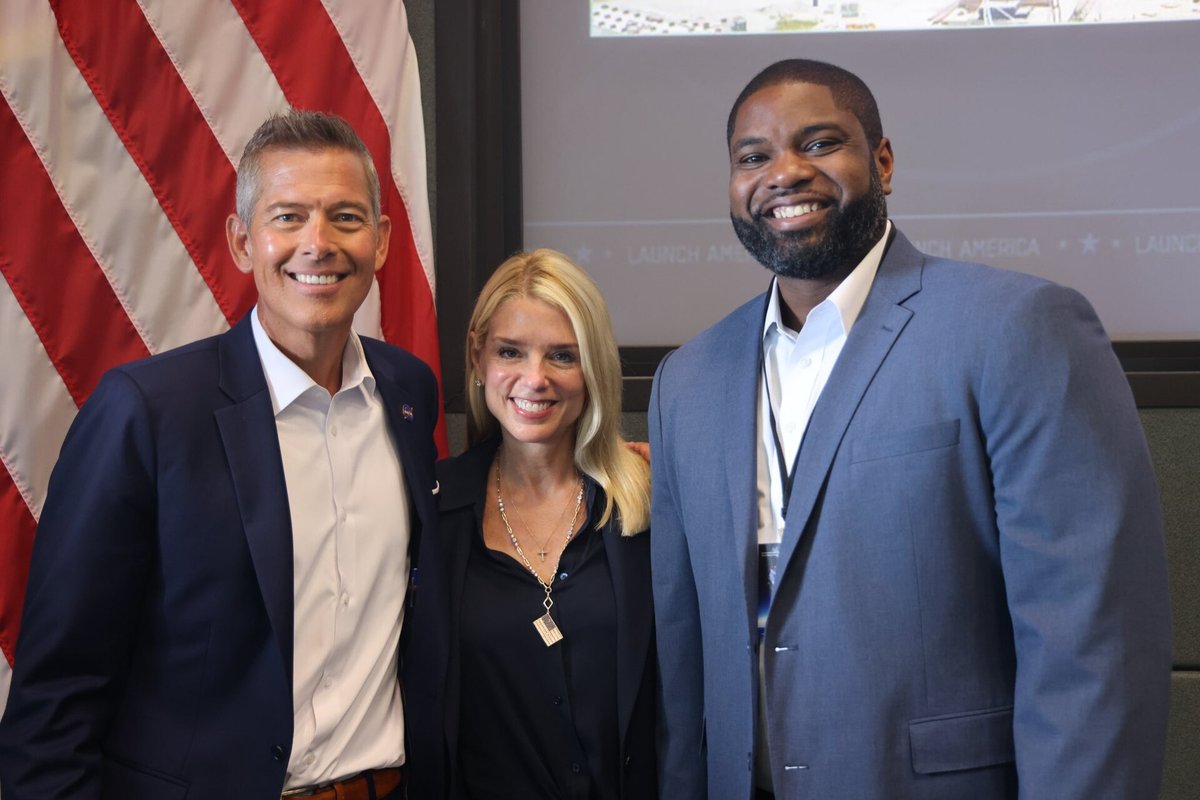 Pam Bondi su Sean Duffy ir Byronu Donaldsu