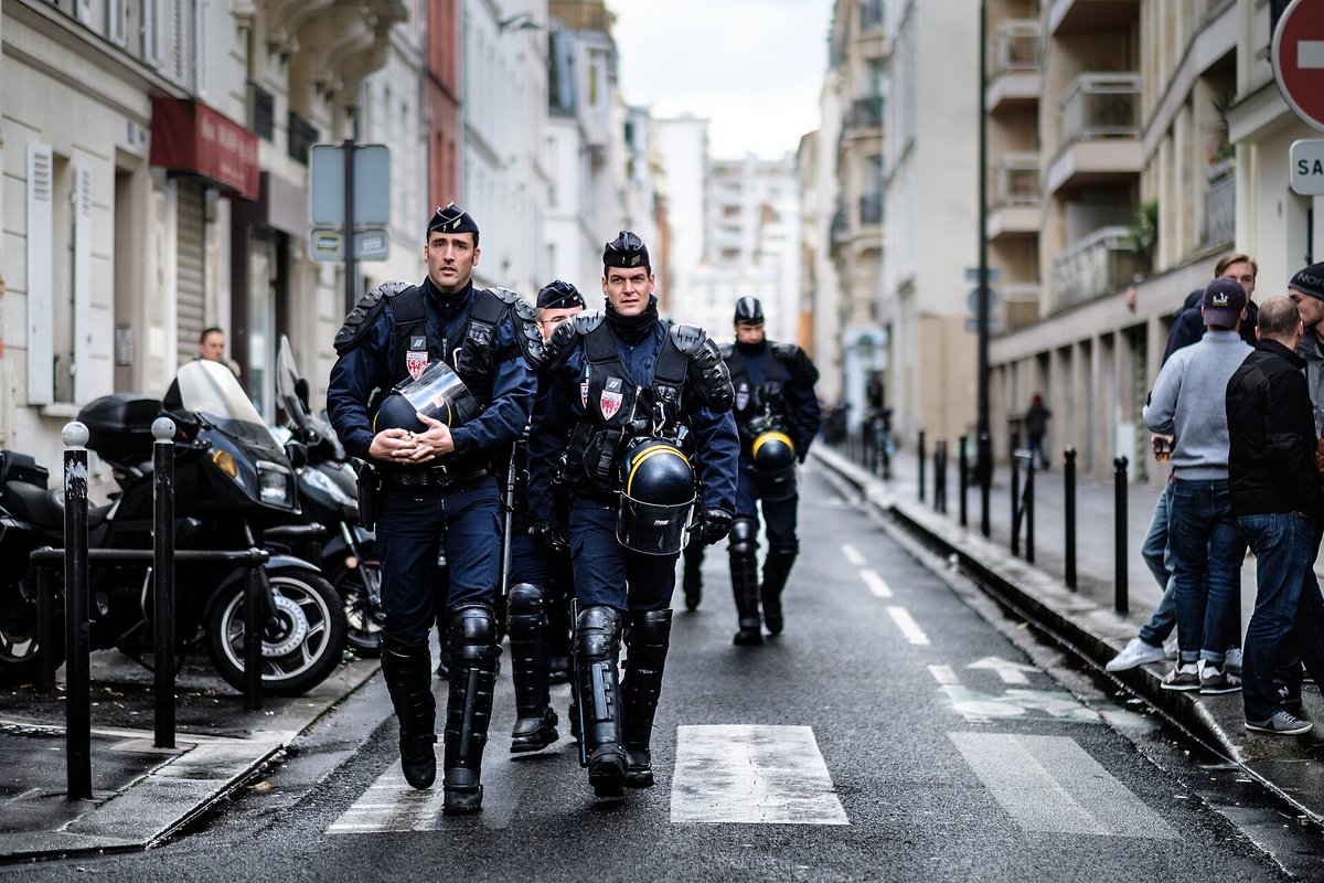 Prancūzijos riaušių policija Paryžiaus gatvėje