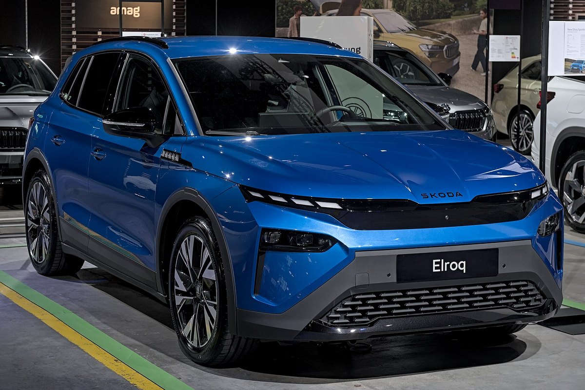 Mėlyna Škoda Elroq parodoje