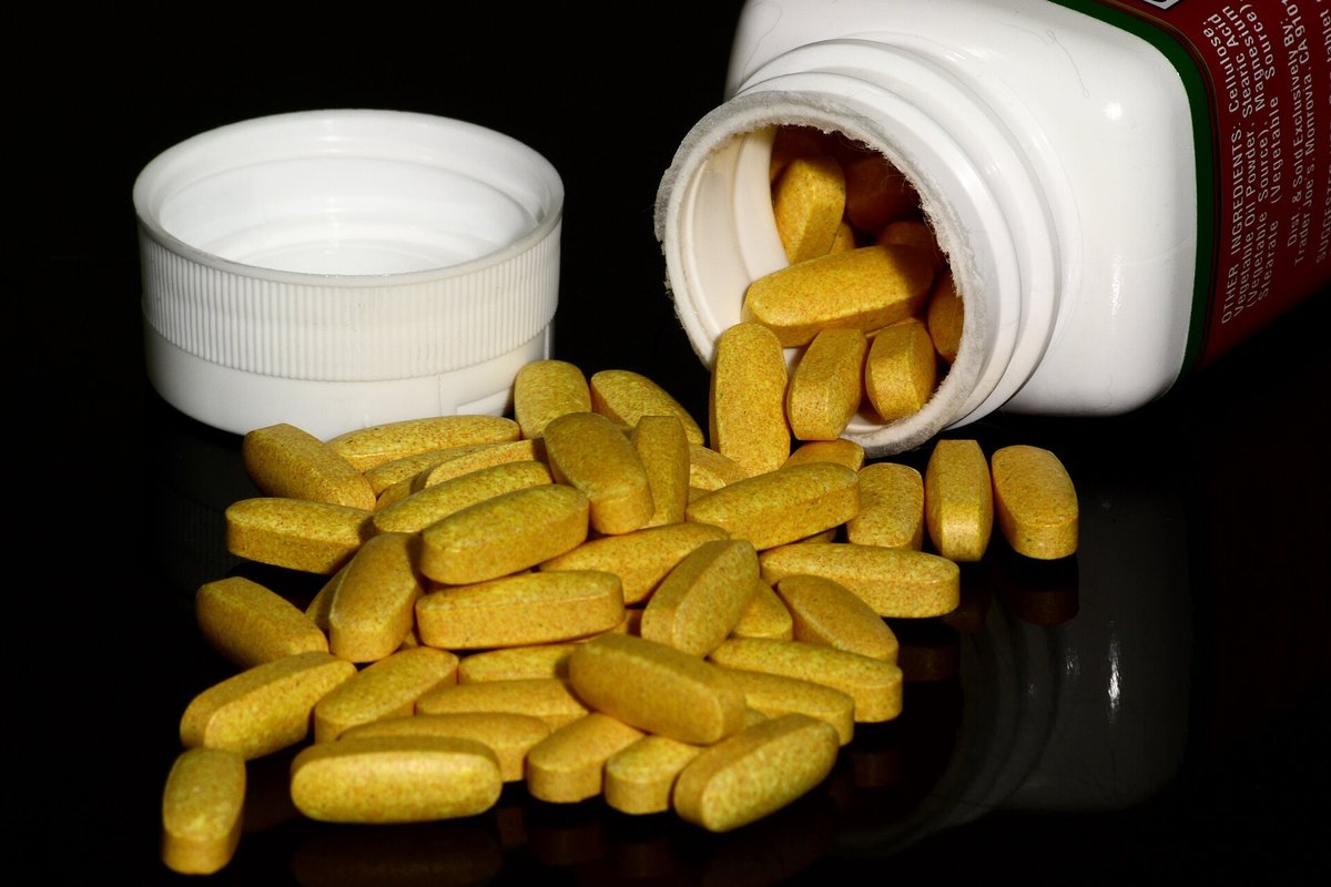 Iš buteliuko išbirusios geltonos vitaminų tabletės