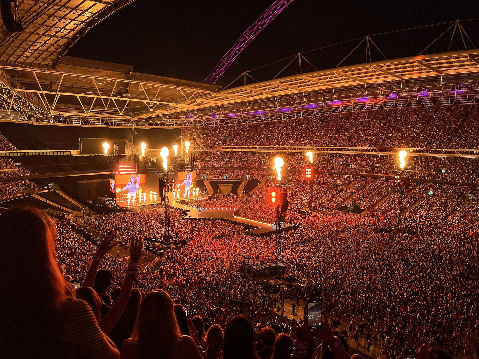 Taylor Swift „Eras Tour“ koncertas Londono „Wembley“ stadione: pilnos tribūnos, liepsnos ir didžiuliai ekranai