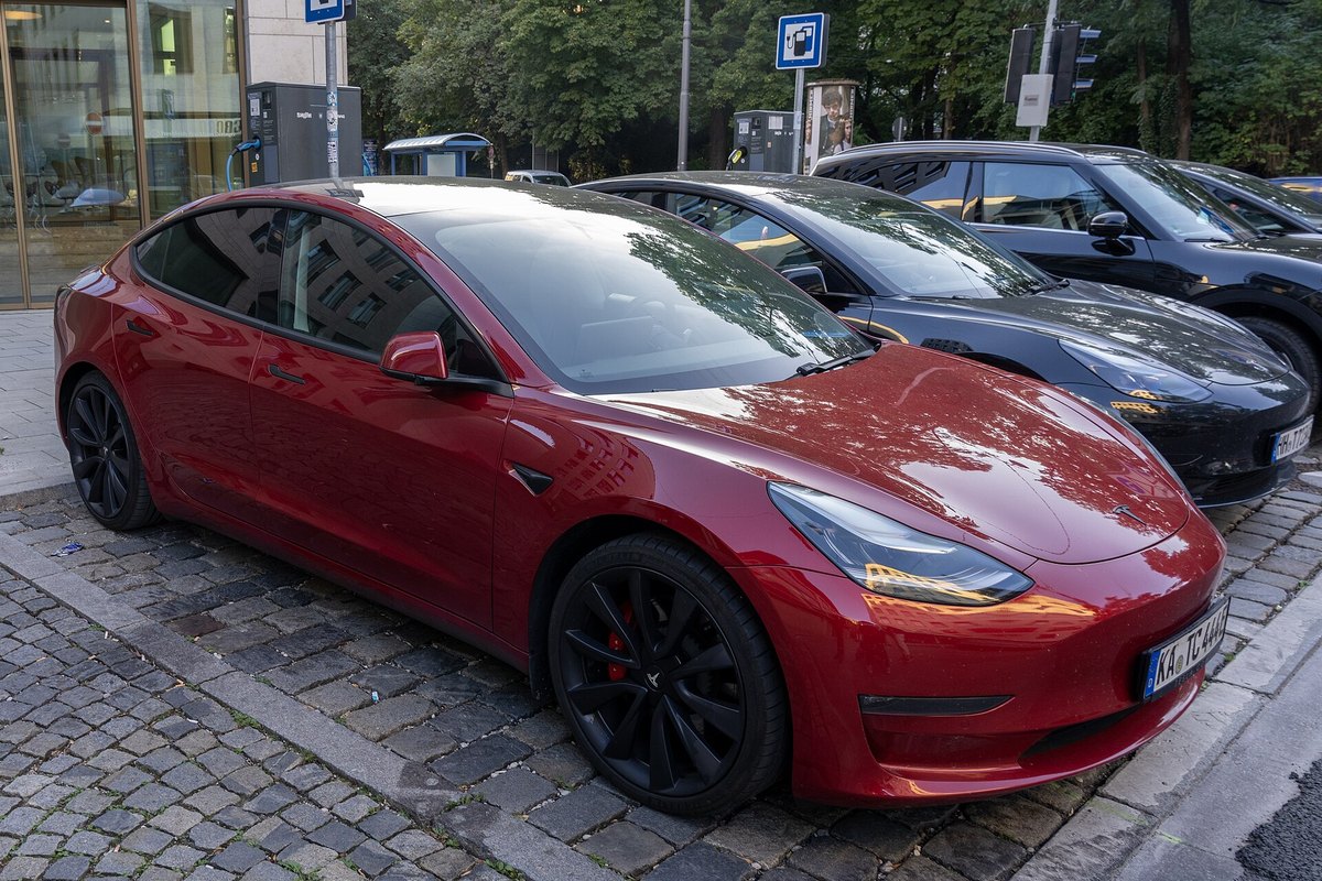Raudonas Tesla Model 3 iki 2023 m. atnaujinimo