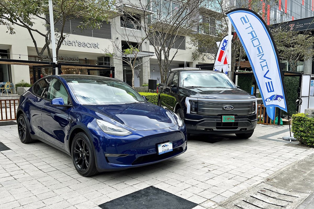 Mėlynas Tesla Model Y