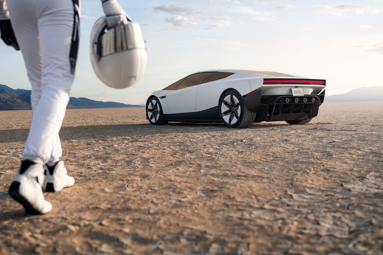 Naujasis „Tesla Roadster“ dykumoje šalia žmogaus su skafandru