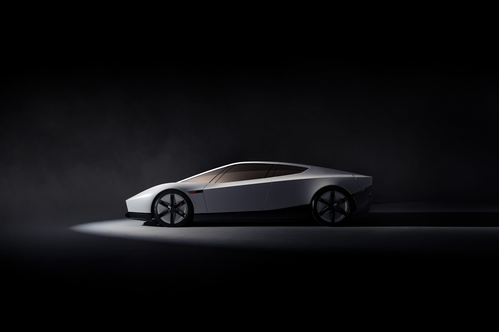 „Tesla Roadster“ profilis tamsiame fone