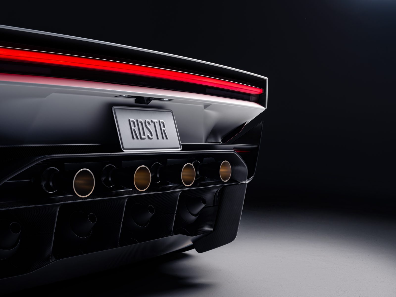 „Tesla Roadster“ galas su purkštukų angomis ir šviesos juosta