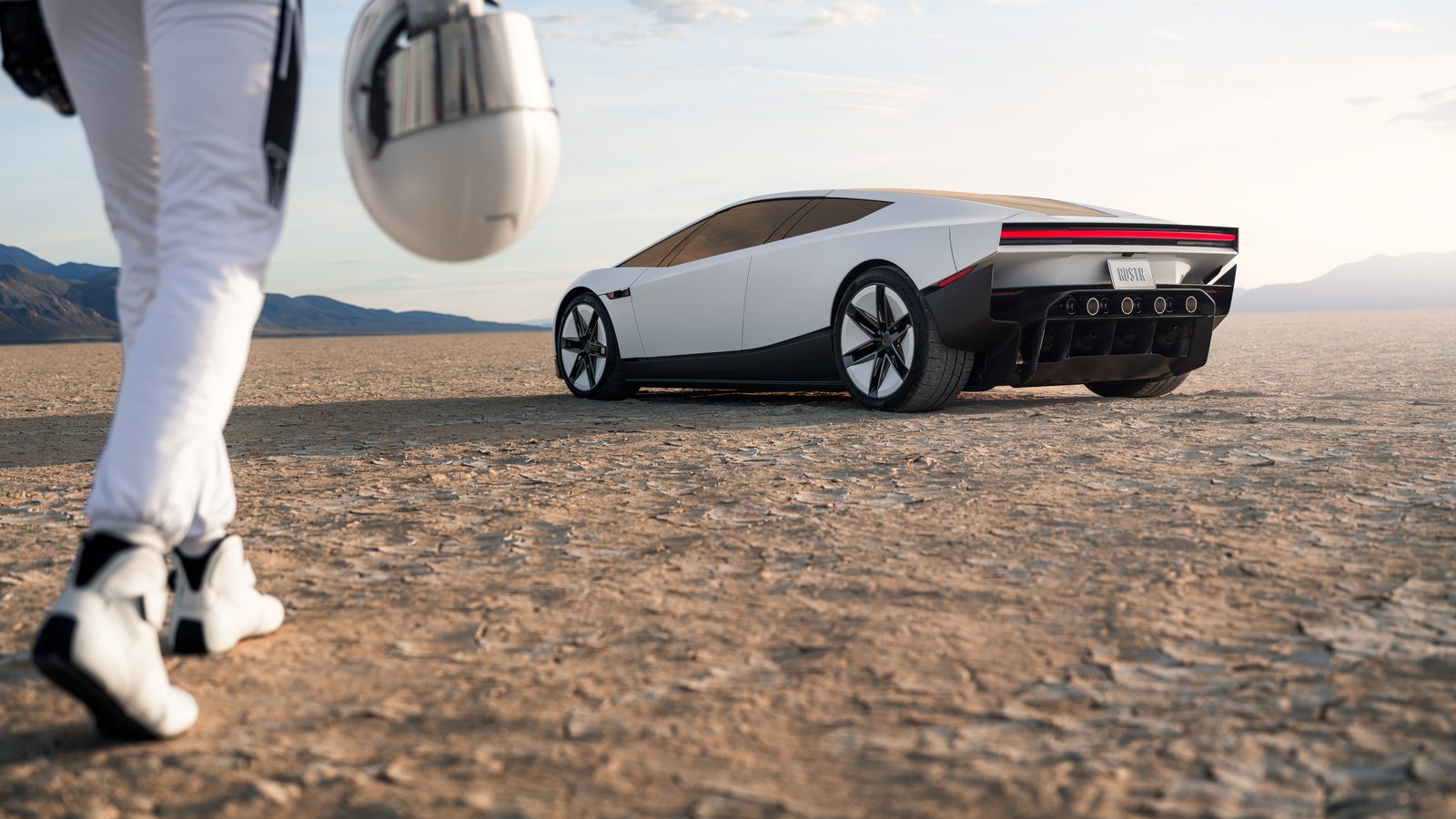 Naujasis 2026 m. Tesla Roadster saulėlydžio fone