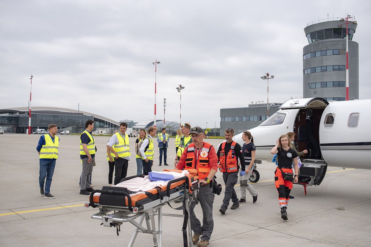 Medikai ruošia neštuvus Ukrainos pacientų evakuacijai oro uoste