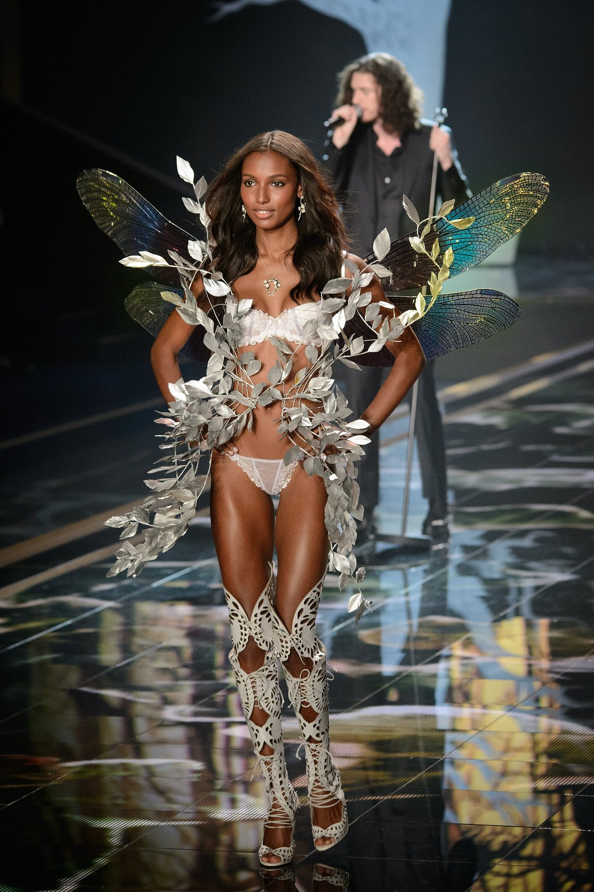 Modelis Jasmine Tookes su sparnais Victoria's Secret Fashion Show podiume 2014 metais Londone