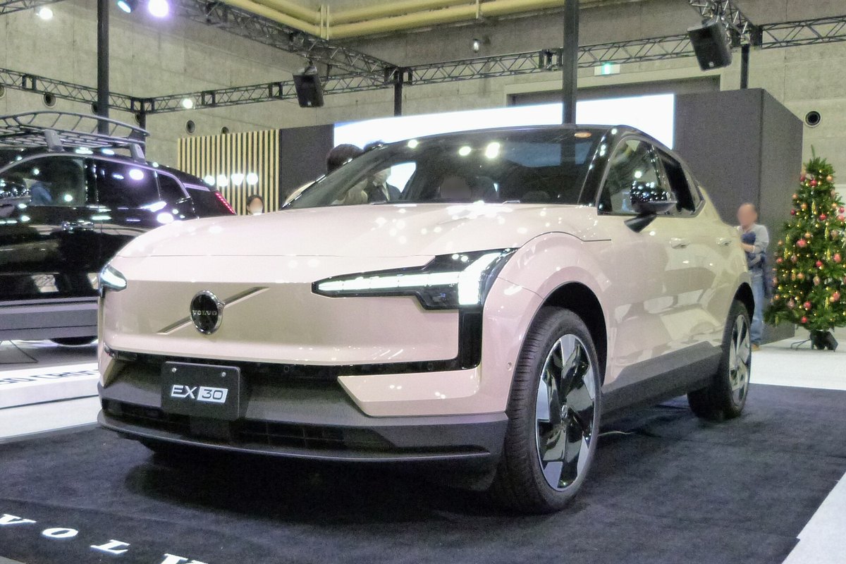 Smėlio spalvos Volvo EX30 parodoje