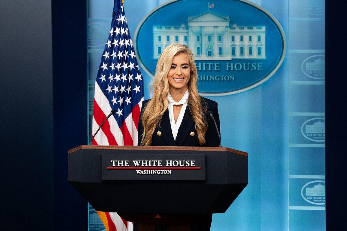 Baltųjų rūmų spaudos sekretorė Katie Zacharia per pirmąjį spaudos brifingą James S. Brady spaudos konferencijų salėje