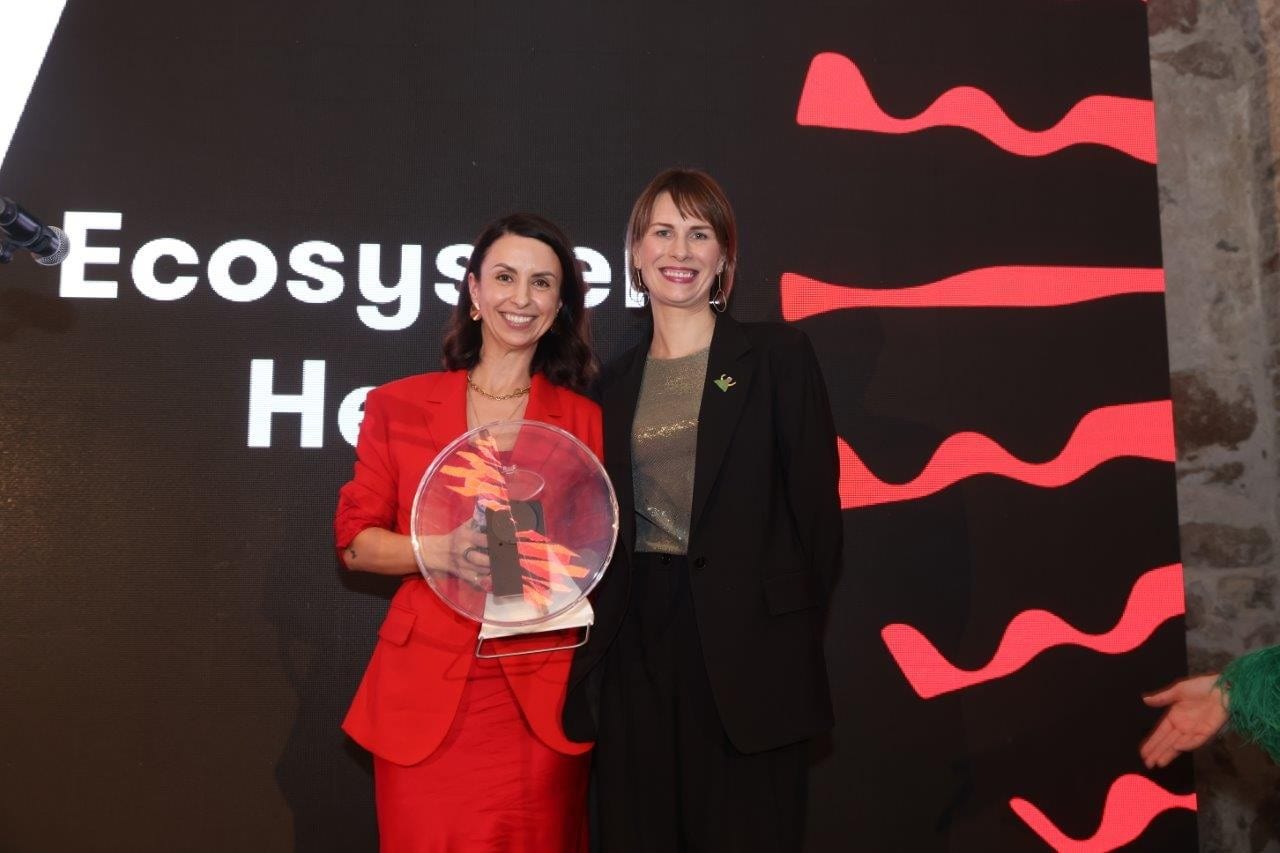 „Ekosistemos herojaus“ apdovanojimą,skirtą M. Mikuckui atsiėmė I. Langaitė, Lietuvos startuolių asociacijos „Unicorns Lithuania” vadovė.