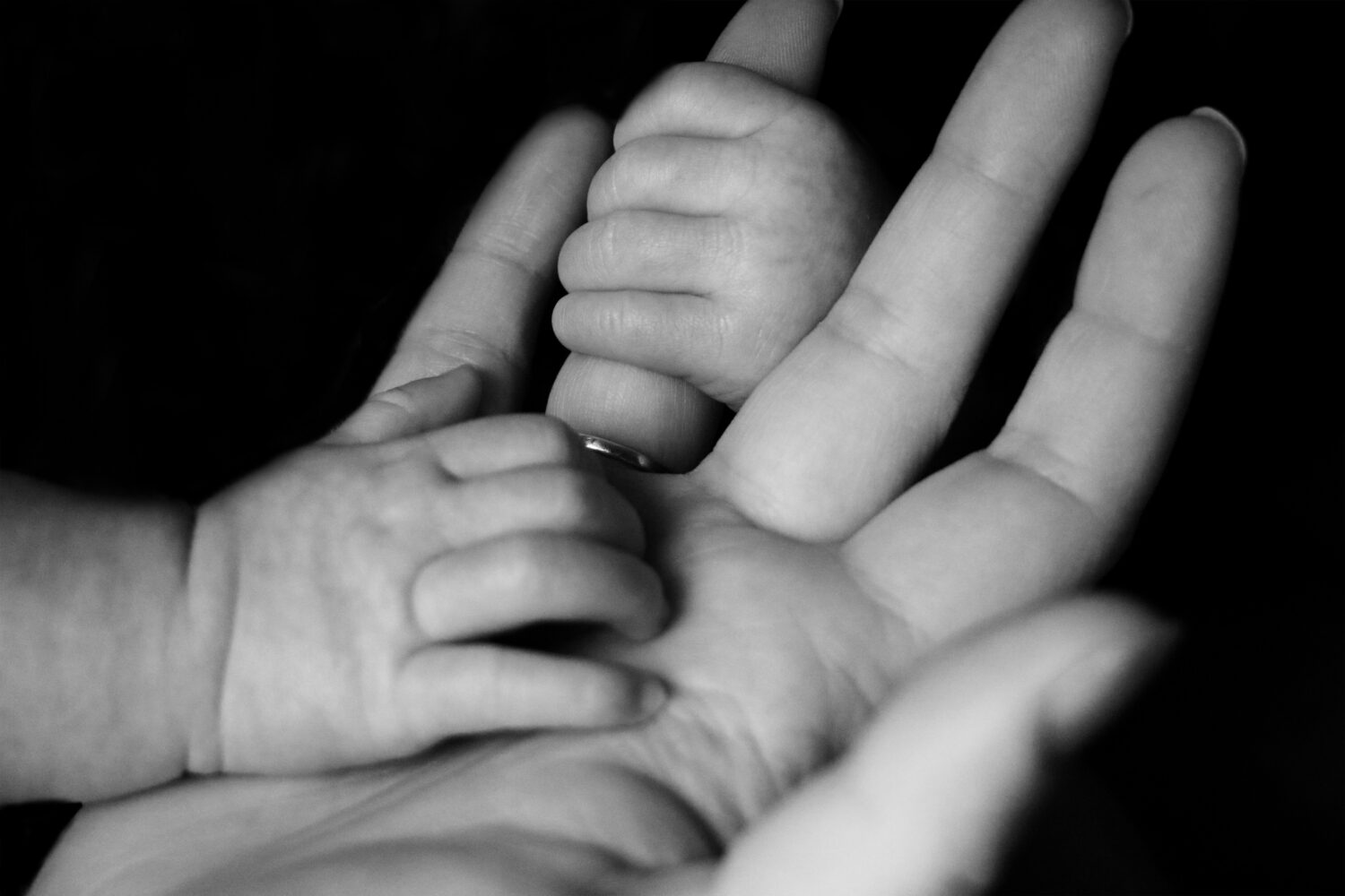 Kūdikis ir mama. Liv Bruce/ Unsplash nuotrauka