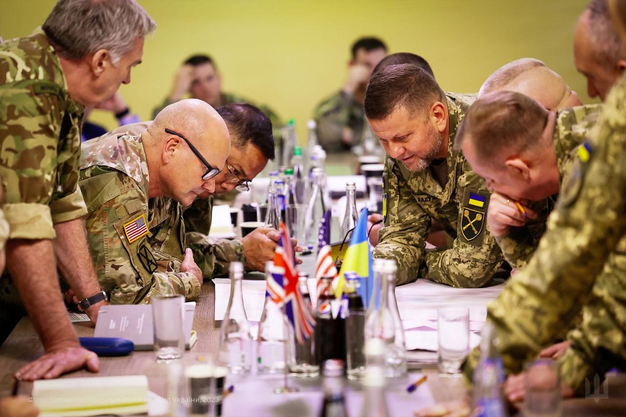 Ukrainiečių ir amerikiečių kari&scaron;kių bendradarbiavimas, Valerijaus Zalužno feiskubo nuotrauka
