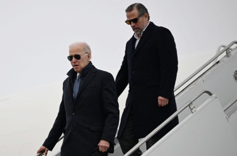 H. Bidenas su tėvu J. Bidenu